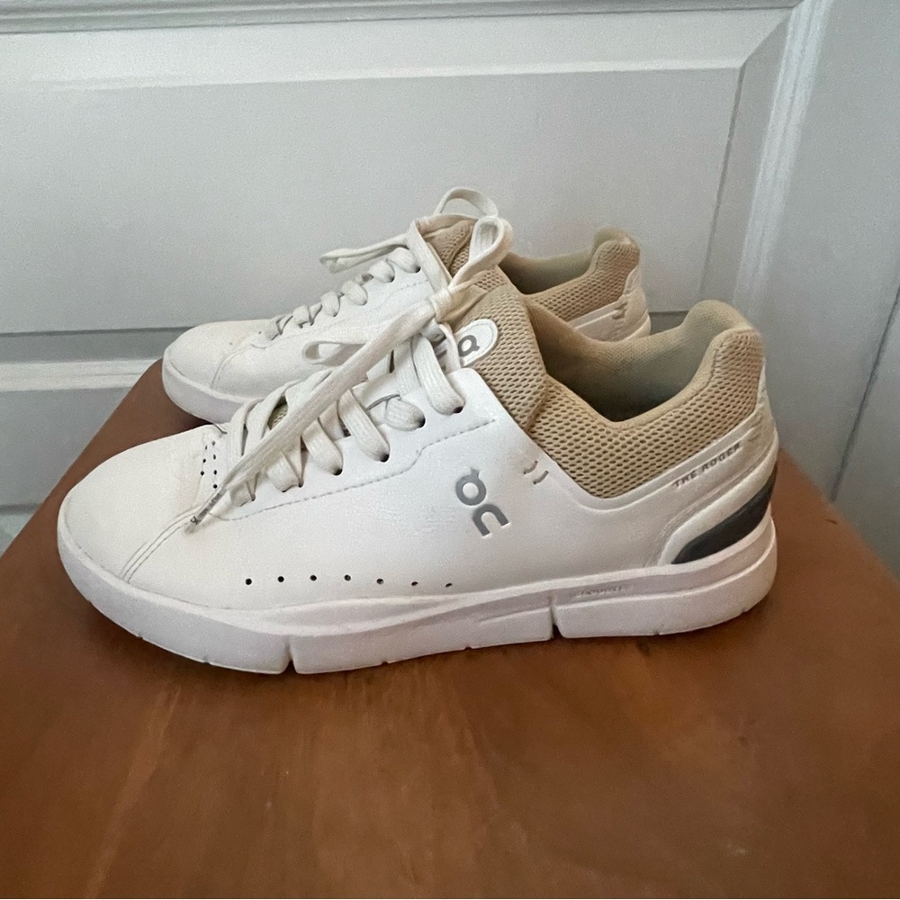 On Cloud The Roger Sneaker 7.5 - Trendy Casual Minimalist Athleisure White Tan